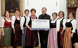 Goldhaubenfrauen übergeben Scheck für Bischöfliche Arbeitslosenstiftung