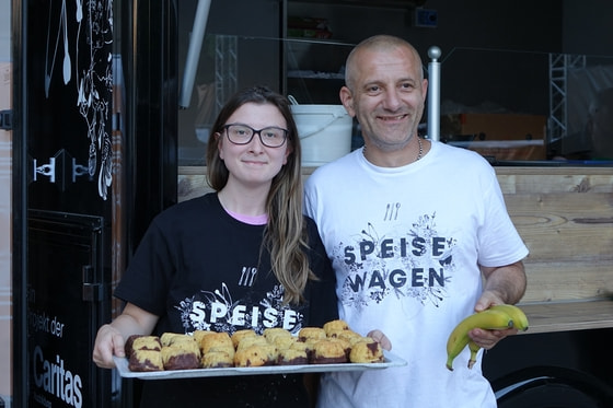 Auszubildende Barbara und Ausbildner Dieter vom Speisewagen der Caritas Linz