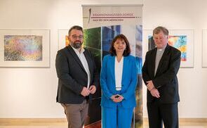 V. l.: Daniel Neuböck, Doris Wierzbicki und Bischof Manfred Scheuer