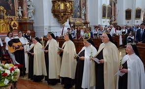 Jubilarinnen bei der Erneuerung ihrer Profess