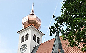 22. August 2019: Ein neuer Turmhelm für die Pfarrkirche Neuhofen an der Krems.