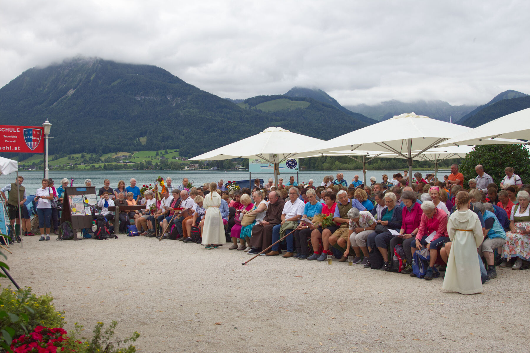 Über 400 Pilger:innen feierten mit Bischof Manfred Scheuer den Pilgergottesdienst an der Seepromenade in St. Wolfgang.