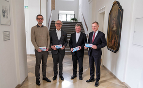 (v.l.) Jan David Schmitz, Leiter Programmplanung, Martin Haselböck, Festivalleiter Kirch'Klang, Bischof Manfred Scheuer, LH Thomas Stelzer