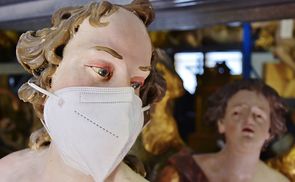 Engel mit Maske