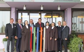 V. l.: KommR Wolfgang Wimmer WKO Perg, KommR Viktor Sigl, Generaloberin Sr. M. Michaela Pfeiffer-Vogl, Bgm. Manfred Nenning, GF Friedrich Kaindlstorfer, Oberin Sr. M. Christiane Reichl, Sr. M. Margret Grill, Msgr. Johann Zarl, NR-Abg. Nikolaus Prinz