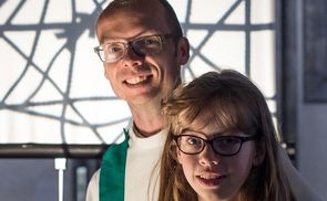 Pfarrassistent Harald Prinz mit seiner Tochter Marlies