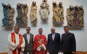 V. l.: Pfarrer Bruno Decristoforo, Bildhauer Lois Fasching, Bischof Manfred Scheuer, Landtags-Präsident Herwig van Staa, Bürgermeister Andreas Pfurner                      