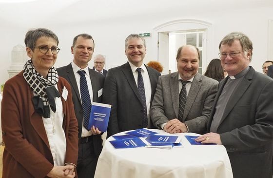 Die Verantwortlichen für die Krankenhausseelsorge in Oberösterreich Mag.a Christiane Roser, Mag.a Martin Brüggenwerth und Mag. Alois Mayer mit Superintendent Dr. Gerold Lehner und Bischof Dr. Manfred Scheuer.