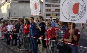 Menschenkette für GUTE ARBEIT / Treffpunkt mensch & arbeit Linz-Mitte 