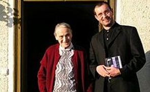 Thomas Schlager-Weidinger mit Franziska Jägerstätter 2003. © Schlawei/wikimedia.org/CC BY-SA 3.0