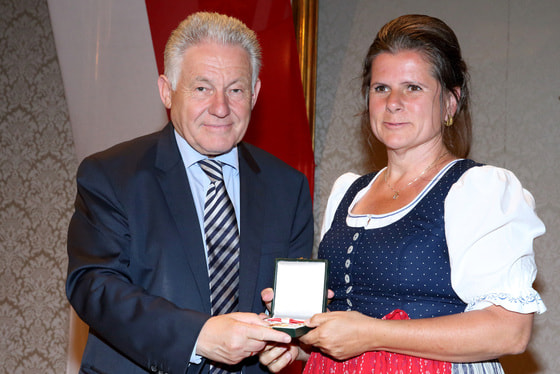 Elisabeth Maria Koch erhielt von LH Pühringer die Verdienstmedaille des Landes OÖ. © Heinz Kraml / Land OÖ