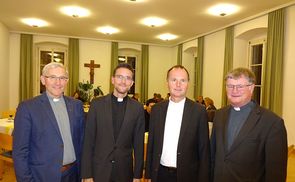 V. l.: Der ehemalige Regens Johann Hintermaier, sein Nachfolger Michael Münzner, der neue Spiritual Stefan Ulz und Bischof Manfred Scheuer im Linzer Priesterseminar.                     