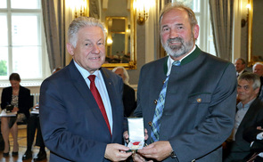 LH Dr. Josef Pühringer verlieh Franz Schachinger die Verdienstmedaille des Landes OÖ. © Denise Stinglmayr / Land OÖ