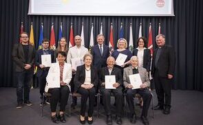 Landeshauptmann Thomas Stelzer und Bischof Manfred Scheuer mit Elisabeth Maria Ploier und allen Preisträger:innen von 2023