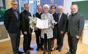 V. l.: Vizerektor Dr. Ewald Volgger OT, Diözesanbischof Dr. Manfred Scheuer, Rektor Dr. Franz Gruber, Ehrendoktorin Mag.a Dr.in Erna Putz, Studiendekanin Dr.in Hildegard Wustmans, LH a. D. Dr. Josef Pühringer, Generalvikar Univ.-Prof. DDr. Severin Le