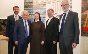 V. l.: Bernd Mussinghoff (Generalsekretär PRO ORIENTE), Josef Pühringer (Vorsitzender PRO ORIENTE Sektion Linz), Sr. Barbara Lehner (Generaloberin Elisabethinen Linz-Wien), Bischof Manfred Scheuer und Alfons M. Kloss (Präsident PRO ORIENTE)