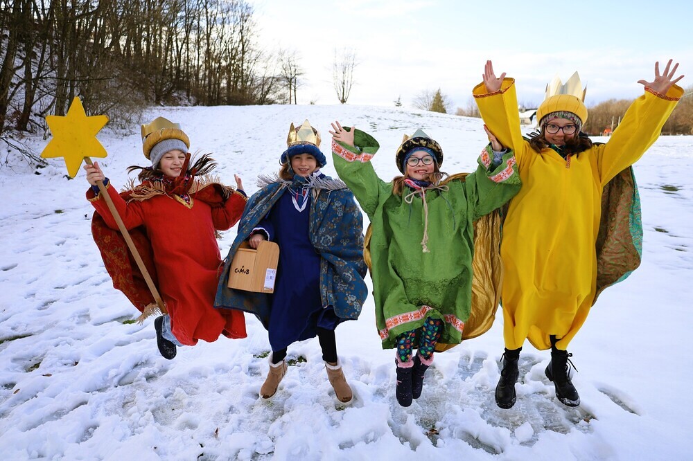 Jubelnde Sternsinger*innen