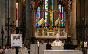 Gedenkgottesdienst für Papst Franziskus im Mariendom Linz mit Bischof Manfred Scheuer.