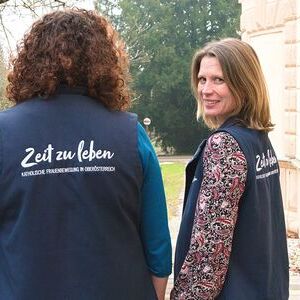 Julia Postl, Referentin im kfb-Büro, im kfb-Gilet