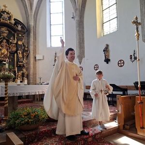 Kaplan Franziskus segnet die Kirchenbesucher:innen.