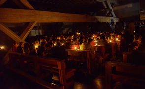 Auferstehungsfeier für Jugendliche in Steyr-EnnsleiteSteyr-Ennsleite bis auf den letzten Platz gefüllt. Die katholische Jugend rund um die Beauftragte für Jugendpastoral im Dekanat Ursula Stöckl hat zu einer Auferstehungsfeier eing
